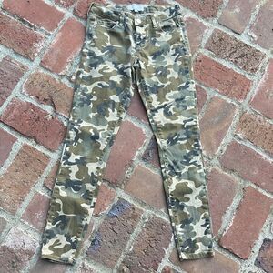 EUC Kendall & Kylie Camo Skinny Mid-Rise Cropped Jeans Size 23